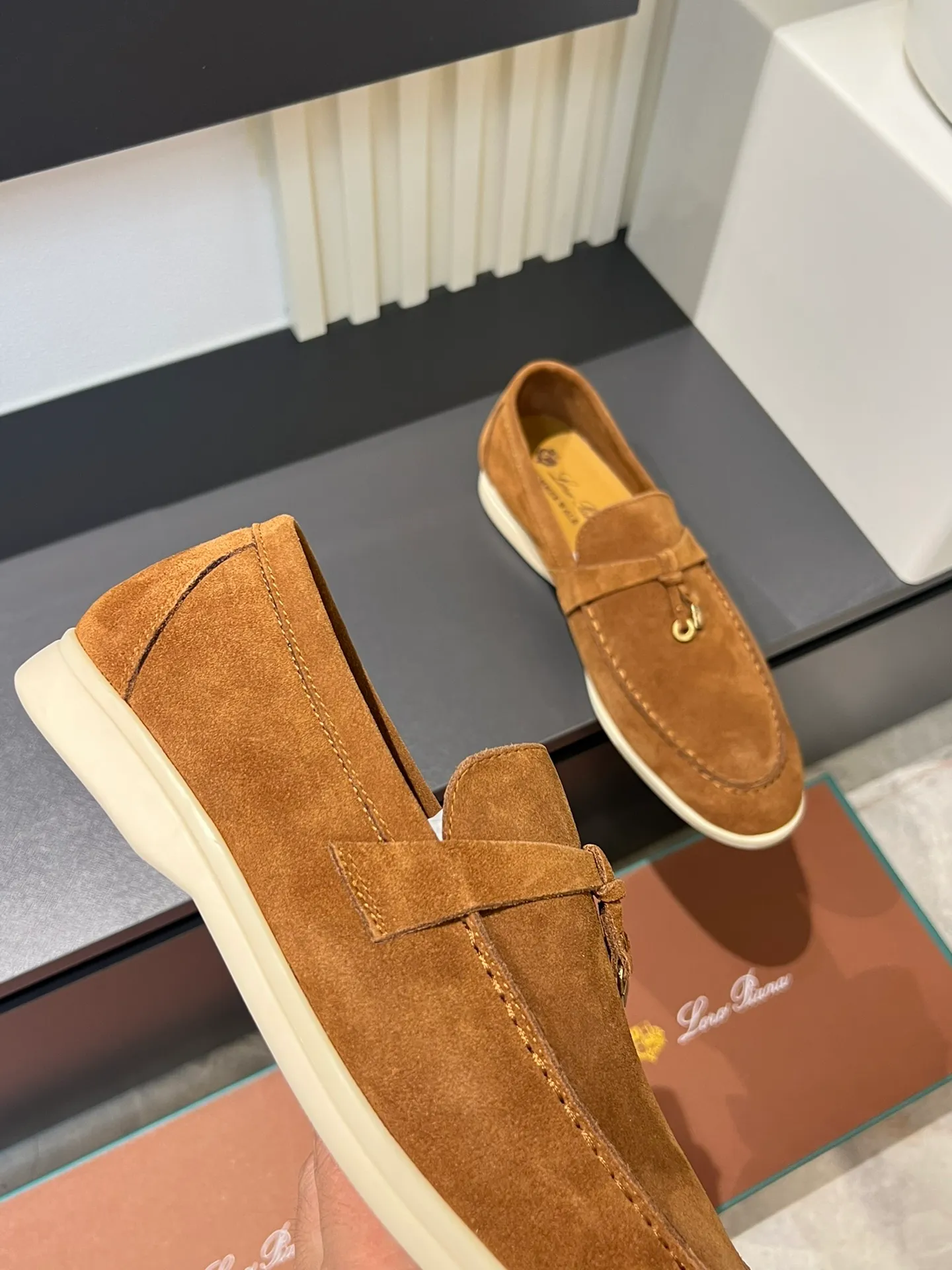 Men's shoes 💰p360 "Loro men's shoes 💰pian'*" Classic L men's shoes for couples 💰p Top version British flat loafers, a must-have item in old money style, the minimalist design is eye-catching and durable, a plus point for dressing The soft foot feel and texture are outstanding. They don’t scratch your feet and are very nice. They are matched with soft and waxy soles. They can be worn daily for a long time without getting tired. They are easy to wear, versatile and classic items, with perfect foot feel and texture! Imported cashmere fabric, the lining is made of imported A-grade water-dyed cow lining, the top version of the genuine leather midsole is sewn with pure handmade mark thread! Size: Female 35-40 (34. Customized) Male 38-44 (45.46. Customized)